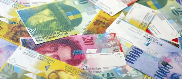 İsviçre frangı banknotları. Mevcut frank para faturaları büyük miktarda masada yatıyor. İsviçre 'de iş ve yatırım kavramı