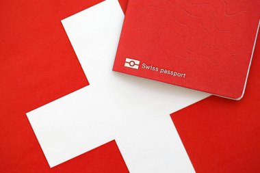 Bayrağın üstünde İsviçre pasaportu. Şimdiki İsviçre bayrağı yakından geçiyor. İsviçre 'de vatandaşlık kavramı