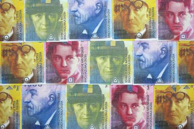 İsviçre frangı banknotları. Mevcut frank para faturaları masanın üzerinde çok yakın mesafede duruyor. İsviçre 'de iş ve yatırım kavramı