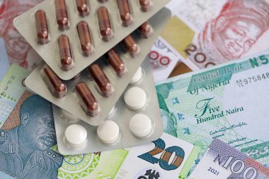 Nijerya naira para birimi faturaları ve ilaç hapları yakında. İlaç ve eczane kavramı