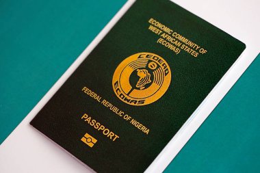 Nijerya pasaportu bayrağın üstünde. Vatandaşlık kavramı