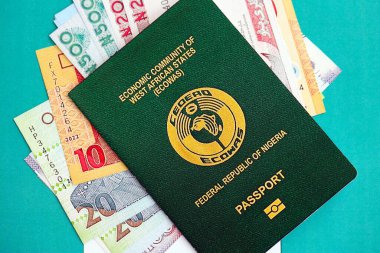 Nijerya nairası para ve pasaport banknotları bayrağın üzerinde. Seyahat ve tatil kavramı