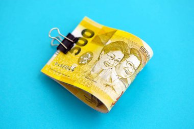 Filipinler pezosu banknotları büyük miktarda mavi üzerine yakın. Finans ve bankacılık kavramı