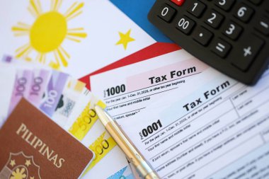 Filipinler pezosu para faturaları ve vergi formlu hesap makinesi. Vergi ve muhasebe kavramı