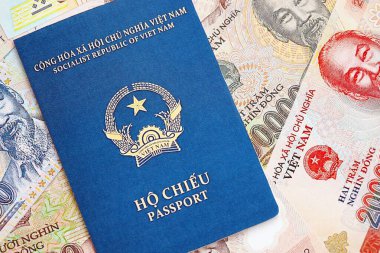 Vietnam dong para birimi faturaları ve pasaport kapatılıyor. Seyahat ve tatil kavramı