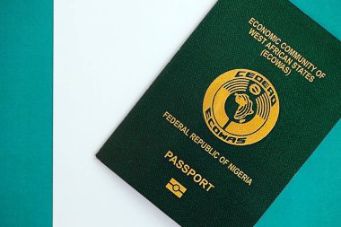 Nijerya pasaportu bayrağın üstünde. Vatandaşlık kavramı
