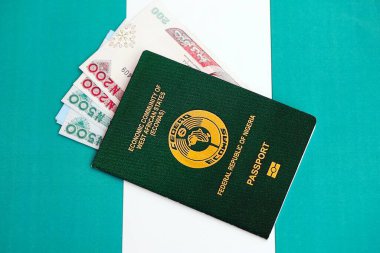 Nijerya nairası para ve pasaport banknotları bayrağın üzerinde. Seyahat ve tatil kavramı