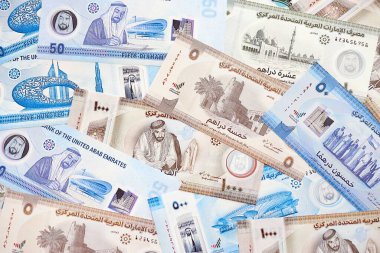Birleşik Arap Emirlikleri kara para birimi faturaları. Mevcut banknotlar masanın üzerinde büyük miktarda yatıyor.
