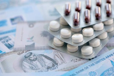 Birleşik Arap Emirlikleri kara para birimi faturaları ve ilaç hapları yakında. İlaç ve eczane kavramı