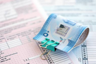 Birleşik Arap Emirlikleri kara para faturaları vergi formuna yakın. Vergi ve muhasebe kavramı