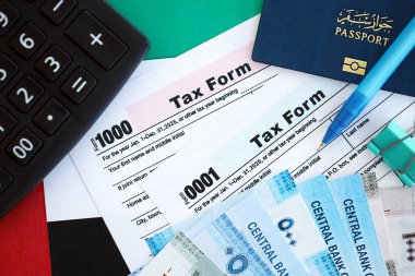 Birleşik Arap Emirlikleri kara para faturaları ve vergi formlu hesap makinesi. Vergi ve muhasebe kavramı