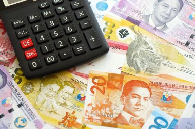 Filipinler Peso para birimi faturaları ve hesap makinesi kapanıyor. Vergilendirme ve para sayımı kavramı