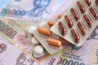 Vietnam dong para birimi faturaları ve ilaç hapları yakında. İlaç ve eczane kavramı