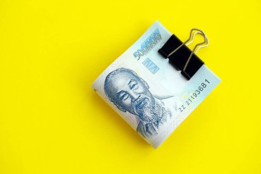 Vietnamlı çükünün para faturaları sarıya çok yakın. Finans ve bankacılık kavramı