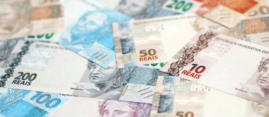 Brezilya Reais banknotları. Mevcut Brezilya gerçek para faturaları masada büyük miktarda yatıyor. Brezilya 'da iş ve yatırım kavramı