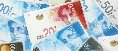 Israel New Shekels banknotları. İsrail 'in şu anki para faturaları büyük miktarda masada yatıyor. İsrail 'de iş ve yatırım kavramı
