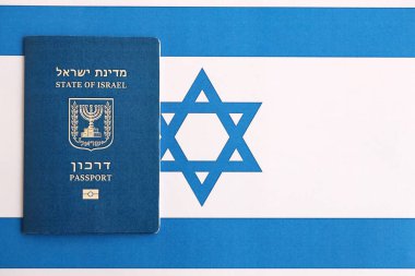İsrail pasaportu bayrağın üstünde. İsrail 'in şu anki biyometrik geçidi bayrağa yakın duruyor. İsrail 'de vatandaşlık kavramı