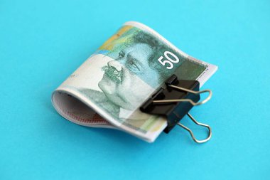 Israel New Shekels banknotları mavi arka planda. İsrail 'in şu anki para banknotları büyük oranda mavi üzerine yatar. İsrail 'de iş ve yatırım kavramı