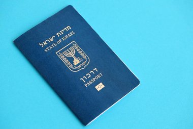 Mavi üzerine İsrail pasaportu. İsrail 'in mevcut biyometrik geçidi mavi arka planda yatıyor. İsrail 'de vatandaşlık kavramı