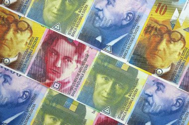 İsviçre frangı banknotları. Mevcut frank para faturaları masanın üzerinde çok yakın mesafede duruyor. İsviçre 'de iş ve yatırım kavramı