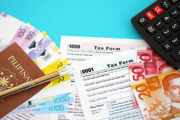 Filipinler pezosu para faturaları ve mavi üzerine yakın vergi formlu hesap makinesi. Vergi ve muhasebe kavramı