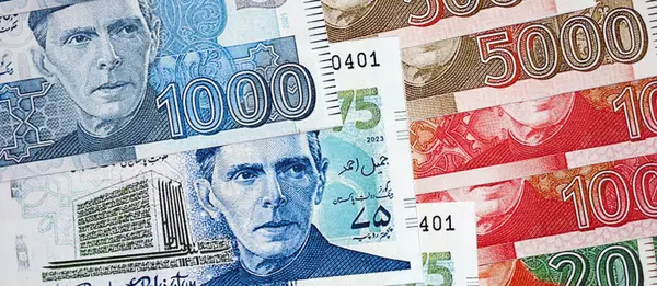 Pakistan banknotları kapanıyor. Pakistan 'ın mevcut para faturaları büyük miktarda masada yatıyor. Pakistan 'da iş ve yatırım kavramı