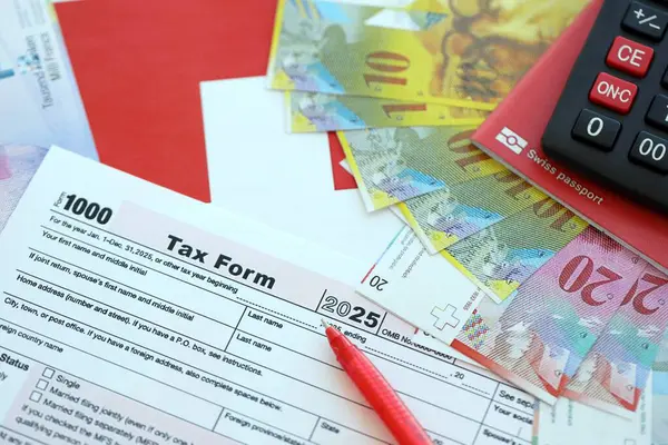 İsviçre frangı banknotları ve vergi formları. Mevcut para faturaları vergi formu ve bayraklarda yatıyor. İsviçre 'de vergilendirme kavramı