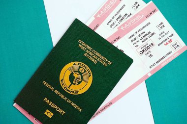 Nijerya pasaportu ve uçak biletleri. Seyahat ve tatil kavramı