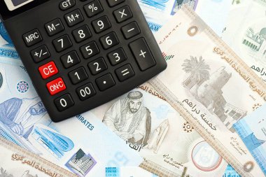 Birleşik Arap Emirlikleri kara para birimi faturaları ve hesap makinesi kapanıyor. Vergilendirme ve para sayımı kavramı