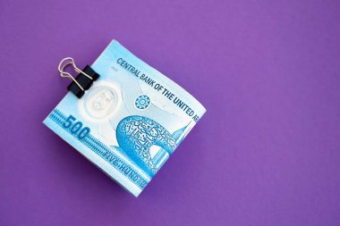 Birleşik Arap Emirlikleri 'nin kara para banknotları mora çok yakın. Finans ve bankacılık kavramı