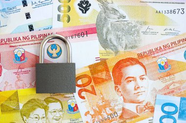 Filipinler Peso para birimi faturaları ve asma kilit. Yaptırım ve mali güvenlik kavramı