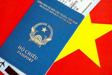 Vietnam pasaportu ve uçak biletleri bayrağa asıldı. Seyahat ve tatil kavramı