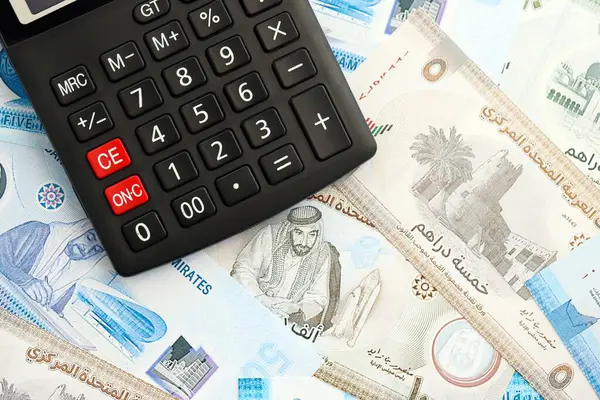 Birleşik Arap Emirlikleri kara para birimi faturaları ve hesap makinesi kapanıyor. Vergilendirme ve para sayımı kavramı
