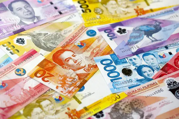 Filipinler Peso para birimi faturaları. Mevcut banknotlar masanın üzerinde büyük miktarda yatıyor.