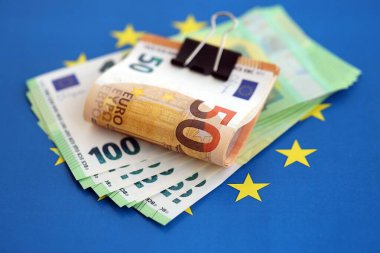 Avrupa sendikasının mavi bayrağına bir deste avroluk banknot yakın. Avrupa 'da iş ve ekonomi kavramı