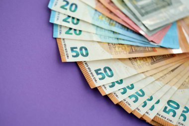 Avrupa para birimi banknotlarının büyük bir kısmı mor renkli masaya yakın. Avrupa 'da iş ve gelir kavramı