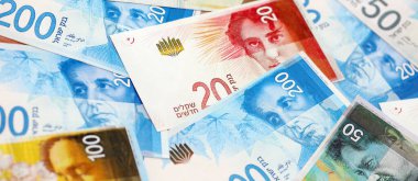 Israel New Shekels banknotları. İsrail 'in şu anki para faturaları büyük miktarda masada yatıyor. İsrail 'de iş ve yatırım kavramı