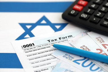 İsrail 'in yeni şekeri, hesap makinesi ve bayraktaki vergi formuyla para basıyor. Şu anki İsrail parası ve vergileri yakın plan. İsrail 'de vergi ödeme ve muhasebe kavramı
