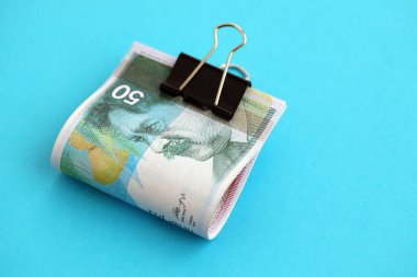 Israel New Shekels banknotları mavi arka planda. İsrail 'in şu anki para banknotları büyük oranda mavi üzerine yatar. İsrail 'de iş ve yatırım kavramı