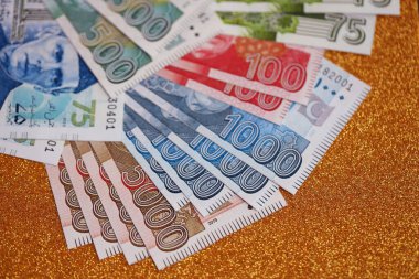 Pakistan altın sarısı arka planda banknotlar halinde. Pakistan 'ın mevcut para faturaları büyük miktarda masada yatıyor. Pakistan 'da iş ve yatırım kavramı