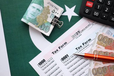 Pakistan hesap makinesi ve vergi formuyla banknotlar halinde. Şu anki Pakistan gerçek para ve vergi faturaları yakın plan. Pakistan 'da vergi ödeme ve muhasebe kavramı