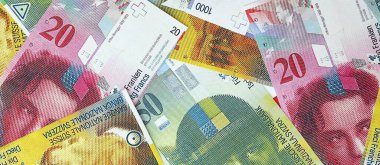 İsviçre frangı banknotları. Mevcut frank para faturaları büyük miktarda masada yatıyor. İsviçre 'de iş ve yatırım kavramı