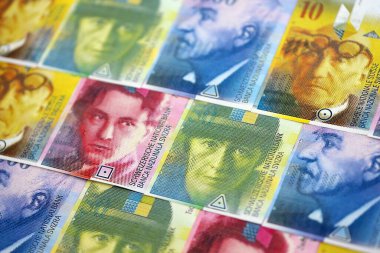 İsviçre frangı banknotları. Mevcut frank para faturaları masanın üzerinde çok yakın mesafede duruyor. İsviçre 'de iş ve yatırım kavramı