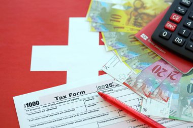 İsviçre frangı banknotları ve vergi formları. Mevcut para faturaları vergi formu ve bayraklarda yatıyor. İsviçre 'de vergilendirme kavramı
