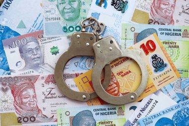 Nijerya naira para birimi faturaları ve kelepçeler. Suç kavramı