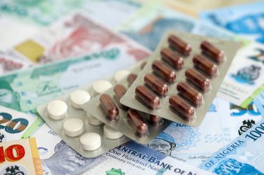 Nijerya naira para birimi faturaları ve ilaç hapları yakında. İlaç ve eczane kavramı