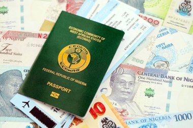 Nijerya naira para birimi, bilet ve pasaport faturaları. Seyahat ve tatil kavramı
