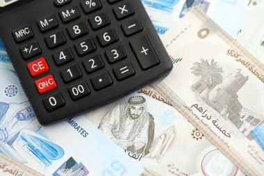 Birleşik Arap Emirlikleri kara para birimi faturaları ve hesap makinesi kapanıyor. Vergilendirme ve para sayımı kavramı