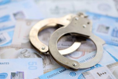 Birleşik Arap Emirlikleri kara para birimi banknotları ve kelepçeler kapanıyor. Suç kavramı