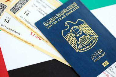 Birleşik Arap Emirlikleri pasaportu ve uçak biletleri bayrağa yakın. Seyahat ve tatil kavramı